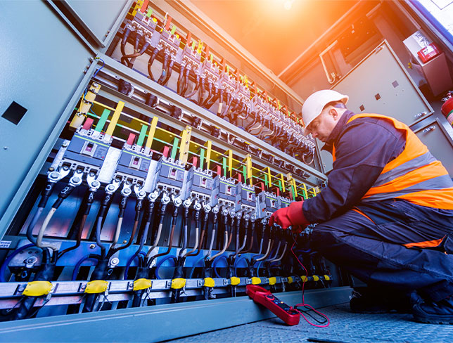 Yüksek gerilim panosu üzerinde çalışan mühendis